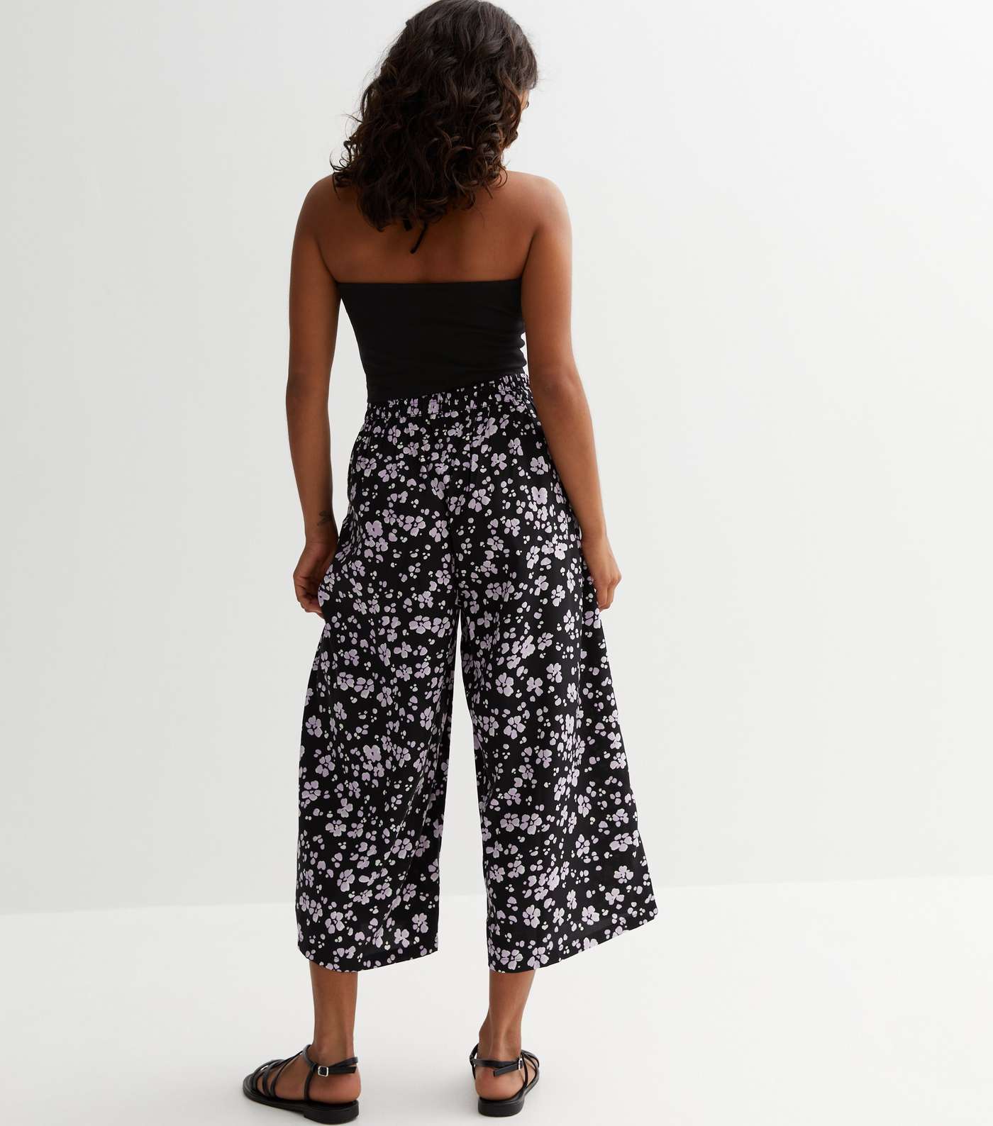 Petite Black Floral Cropped Trousers Image 4
