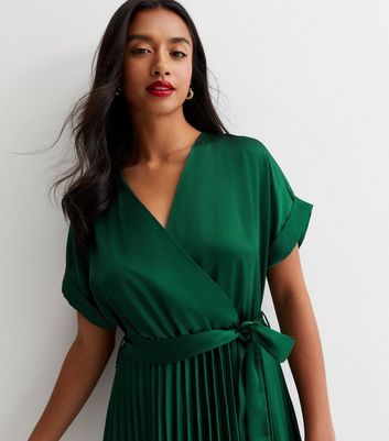 Petite Dark Green Satin Pleated Midaxi Dress New Look