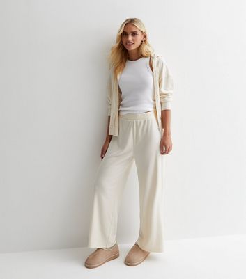The Short Girl's Guide On How to Wear Wide-Leg Pants - Lucia Gulbransen