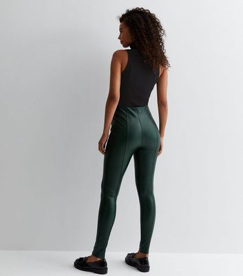Dark Green Leggings with Black Leather Boots Outfits (9 ideas