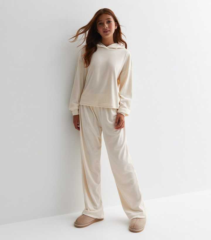 https://media3.newlookassets.com/i/newlook/876148113/girls/girls-clothing/girls-nightwear/girls-cream-velour-hoodie-and-trousers-set.jpg?strip=true&qlt=50&w=720