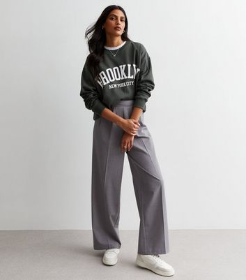 Dark grey clearance sweatshirt outfit