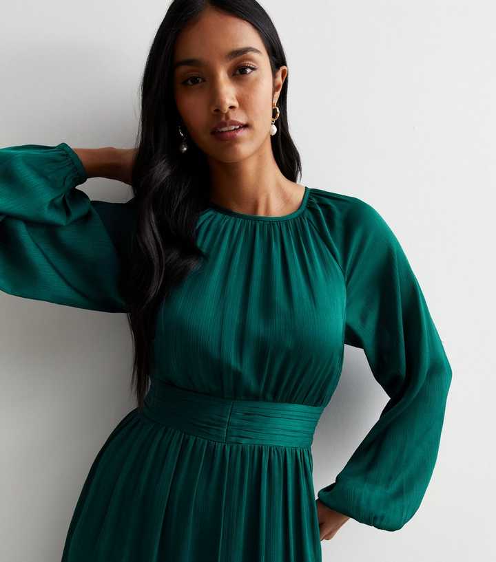 https://media3.newlookassets.com/i/newlook/879661635M1/womens/clothing/dresses/gini-london-green-ruched-waist-maxi-dress.jpg?strip=true&qlt=50&w=720