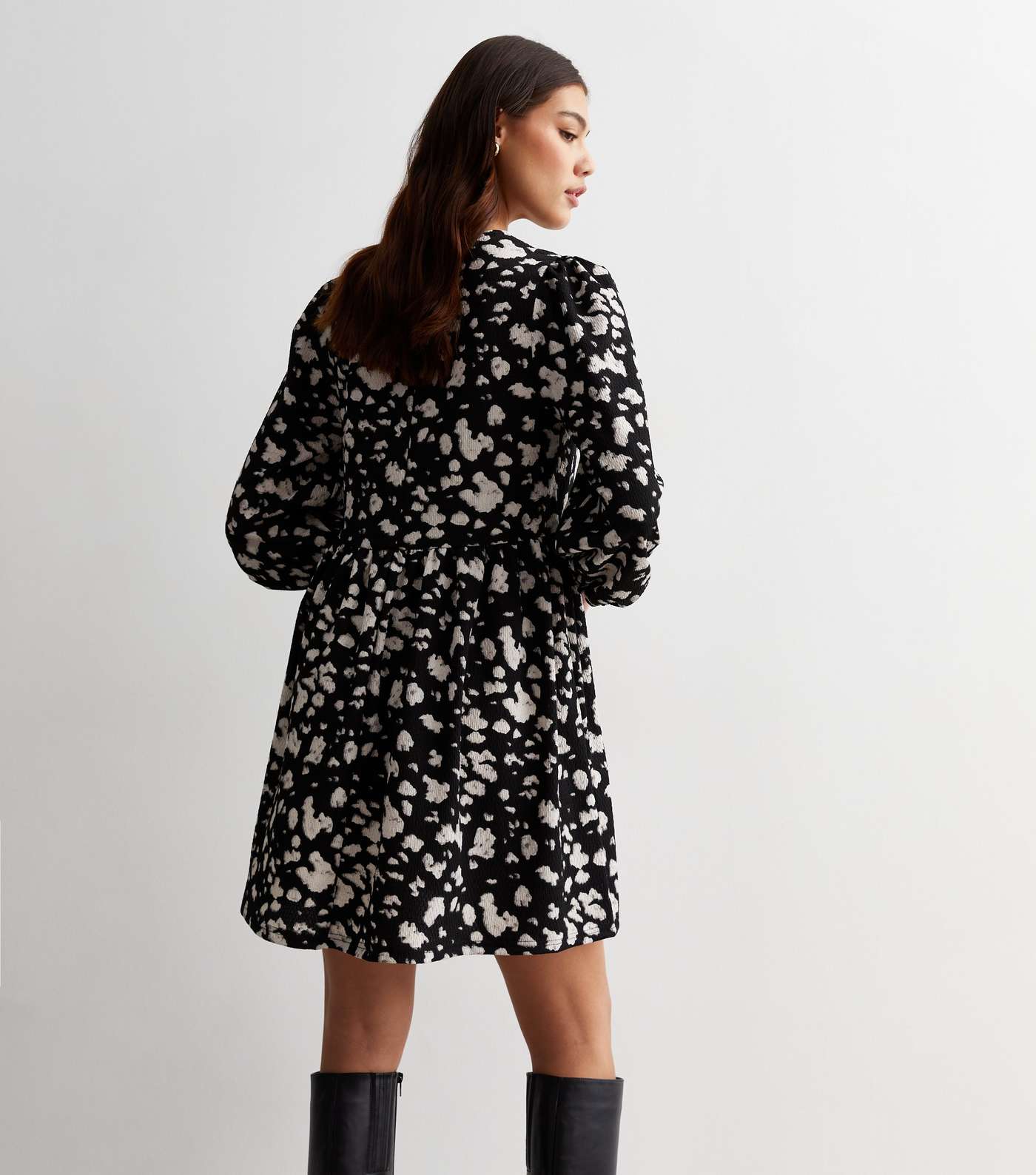 Tall Black Crinkle Jersey Abstract Print Mini Smock Dress Image 4