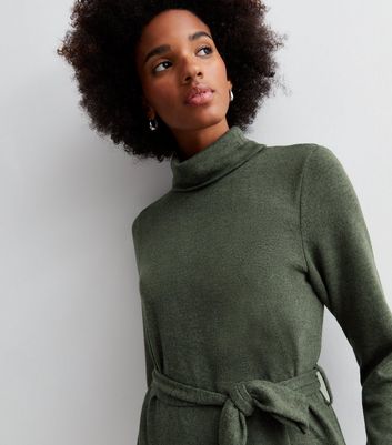 Khaki on sale sweater outfit