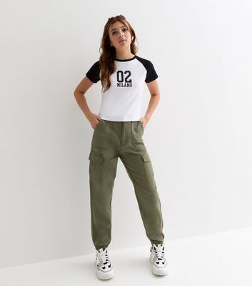 Girl khaki hot sale pants outfit