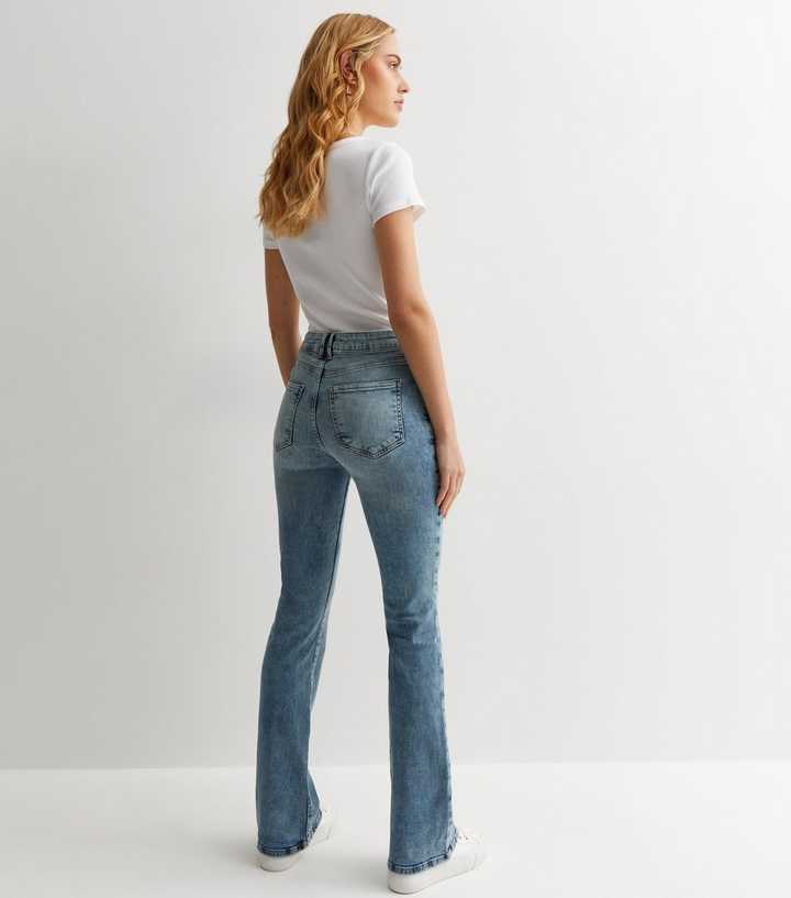 https://media3.newlookassets.com/i/newlook/882047545M3/womens/clothing/jeans/light-blue-low-rise-bootcut-jeans.jpg?strip=true&qlt=50&w=720