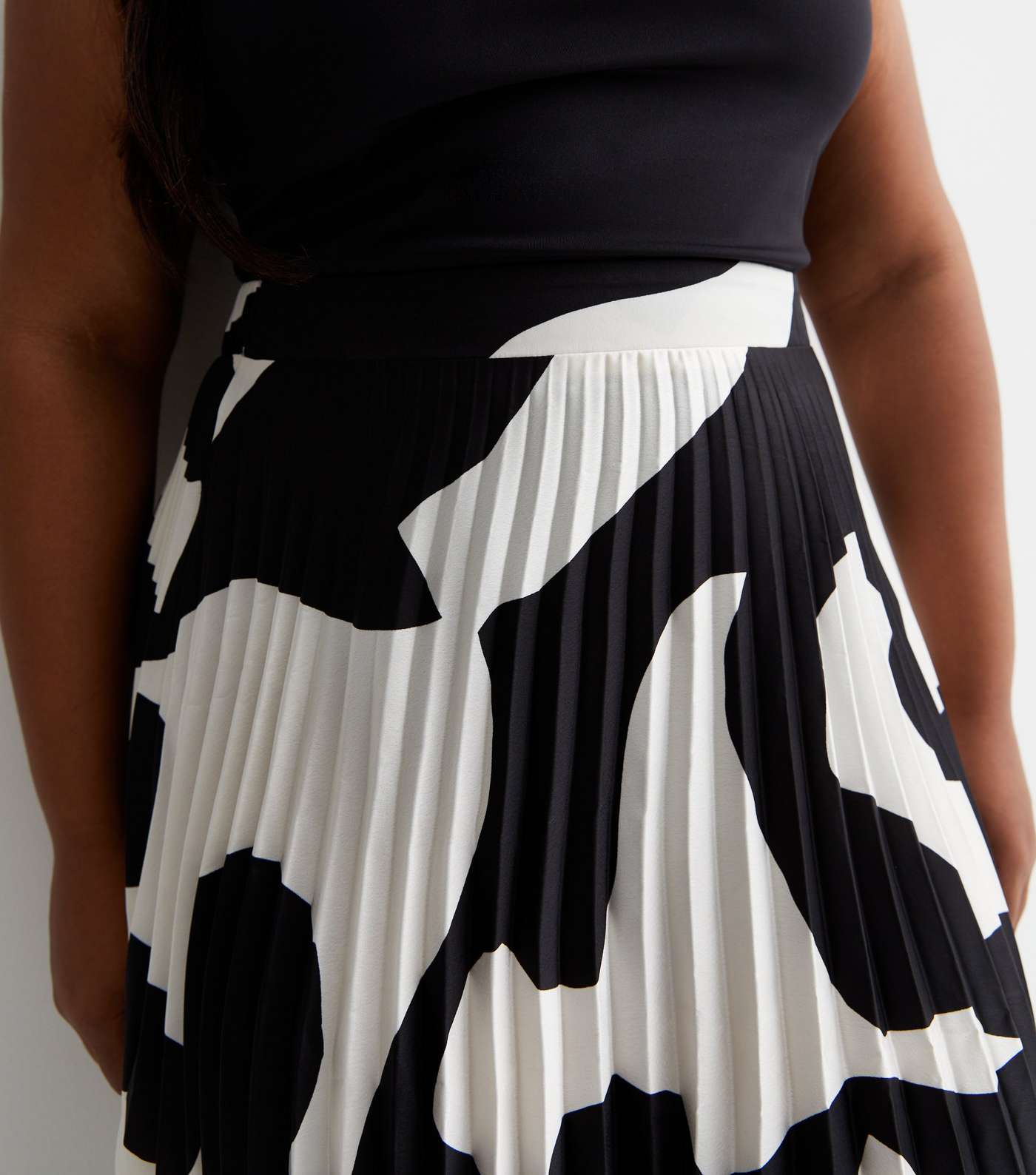 Curves Black Abstract Satin Pleated Midi Skirt Image 2