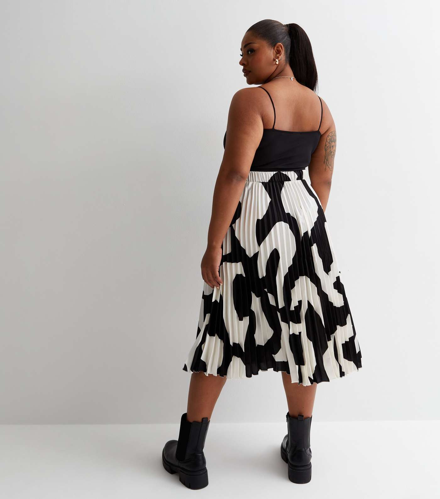 Curves Black Abstract Satin Pleated Midi Skirt Image 4