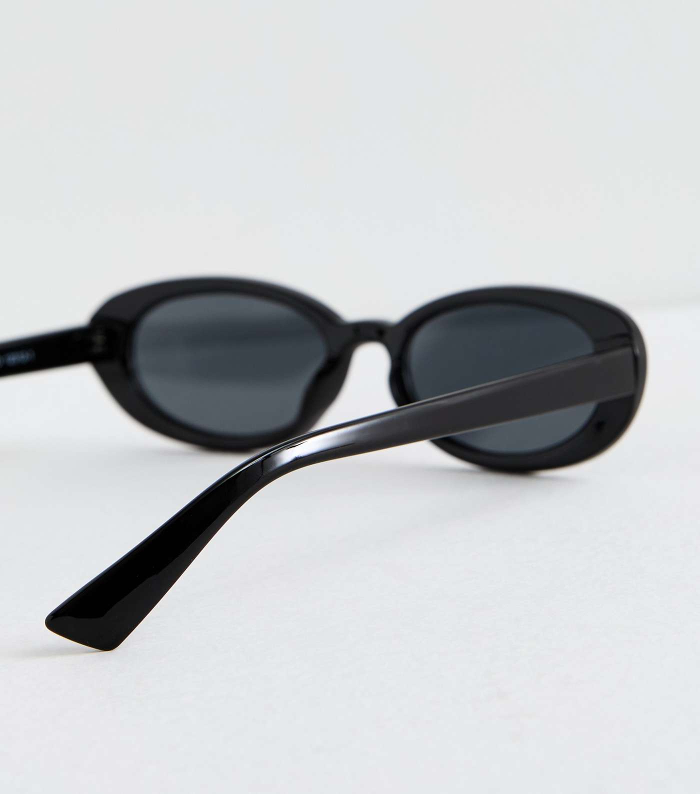 Black Oval Sunglasses Image 4