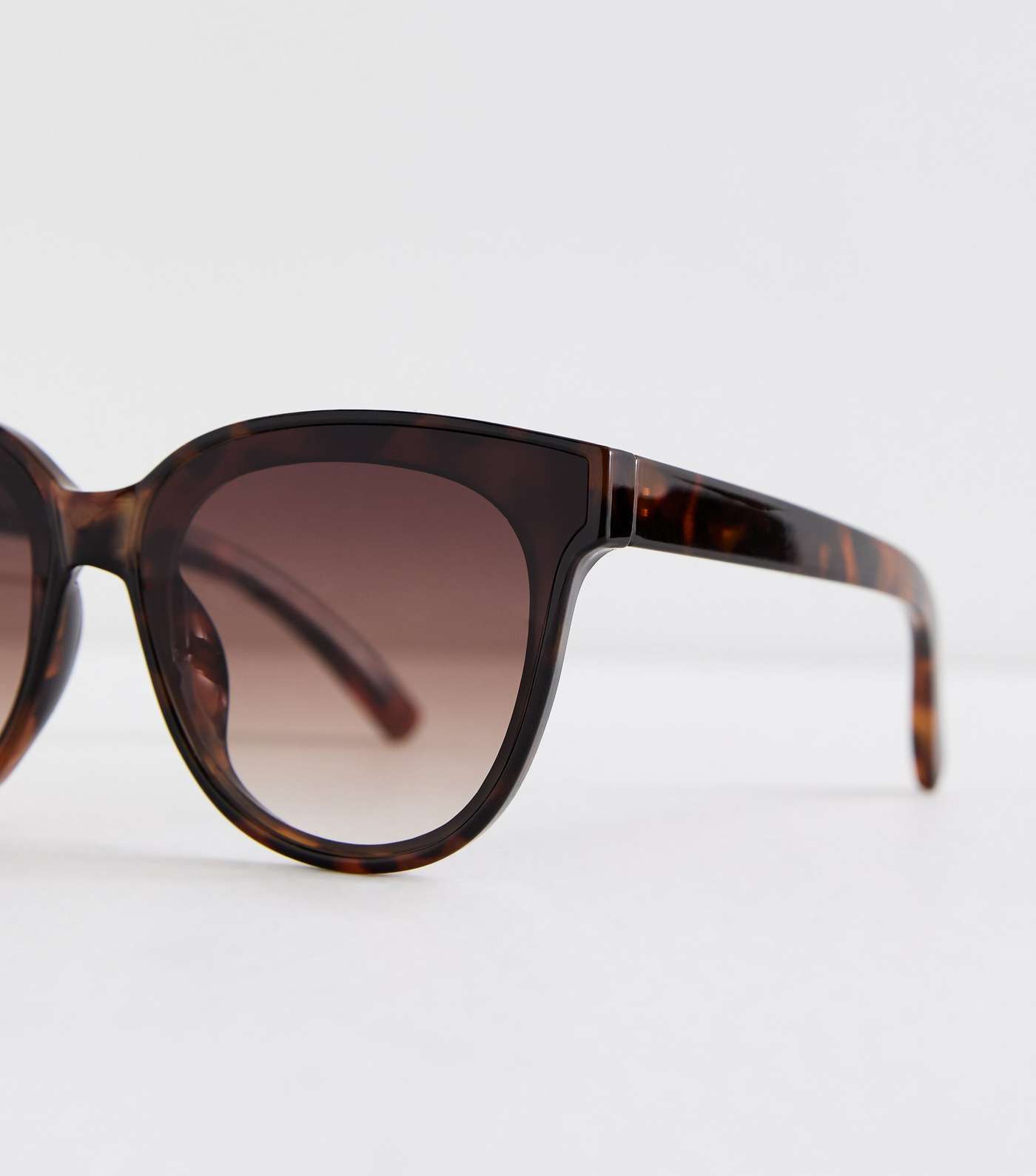Dark Brown Tortoiseshell Effect Round Frame Sunglasses Image 3