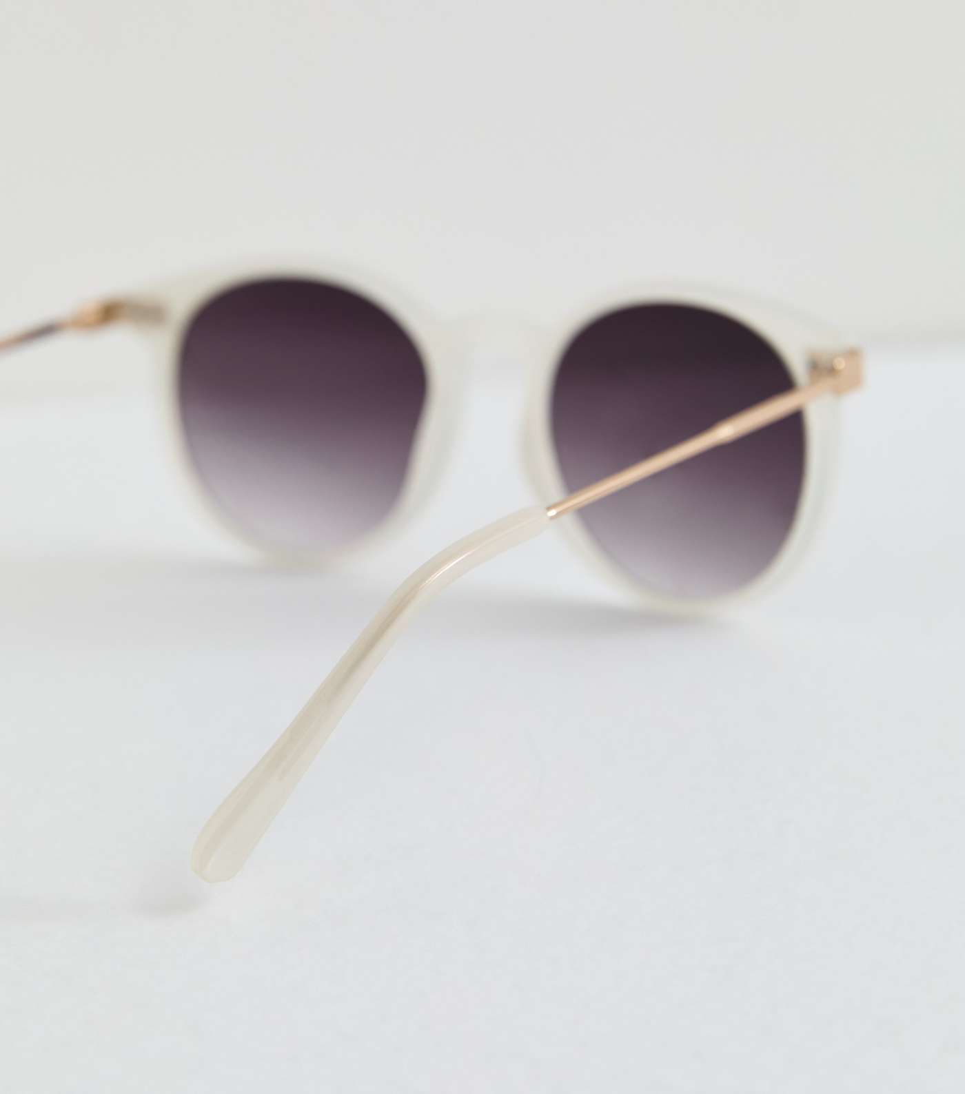White Round Frame Sunglasses Image 4
