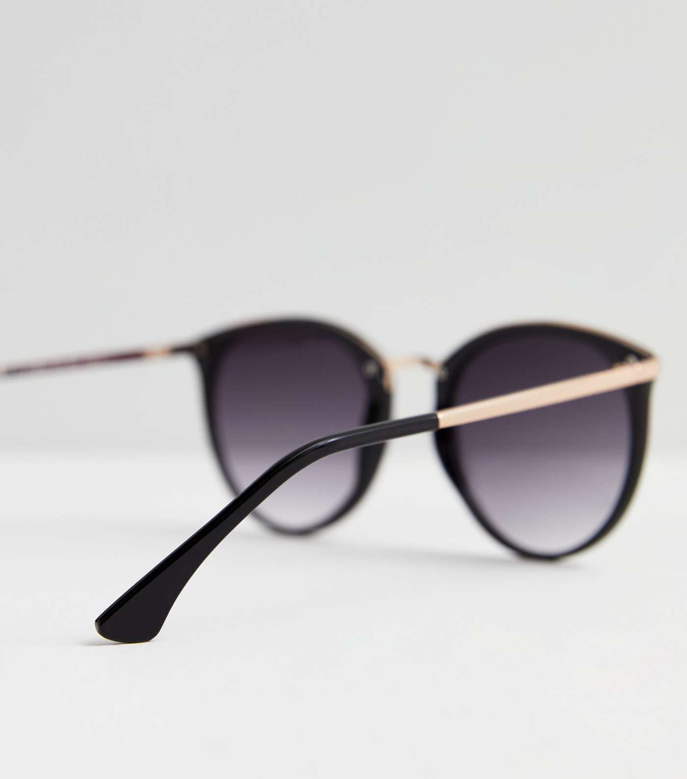 Black Round Frame Sunglasses Image 4