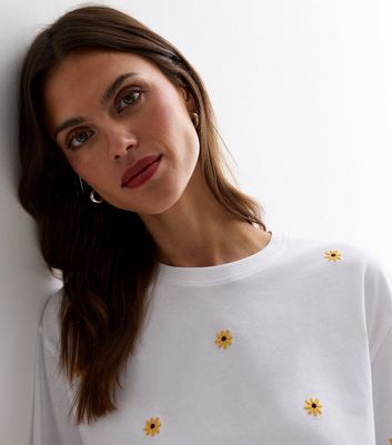 White Cotton Daisy Embroidered Boxy T-Shirt New Look