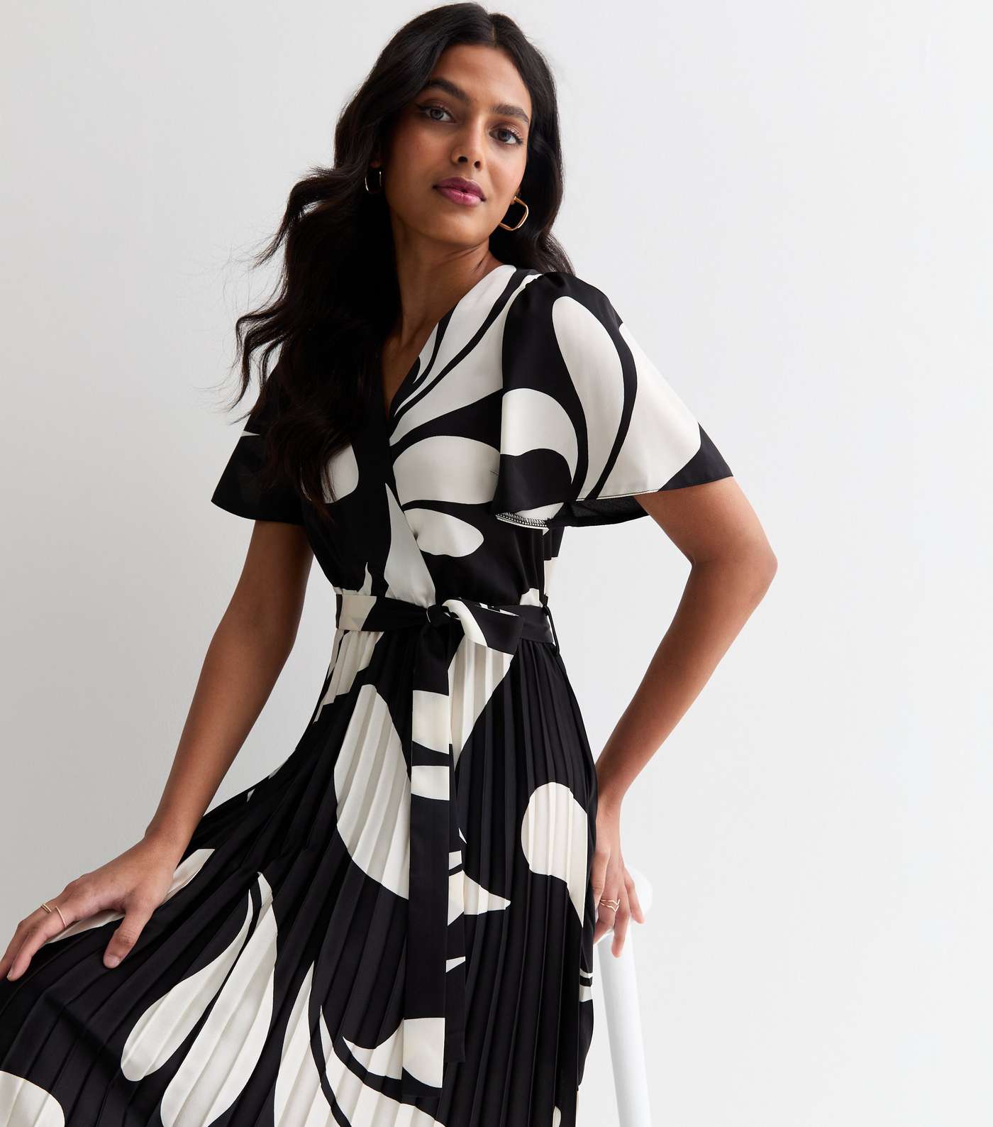 Black Abstract Print Satin Wrap Front Pleated Midi Dress Image 4