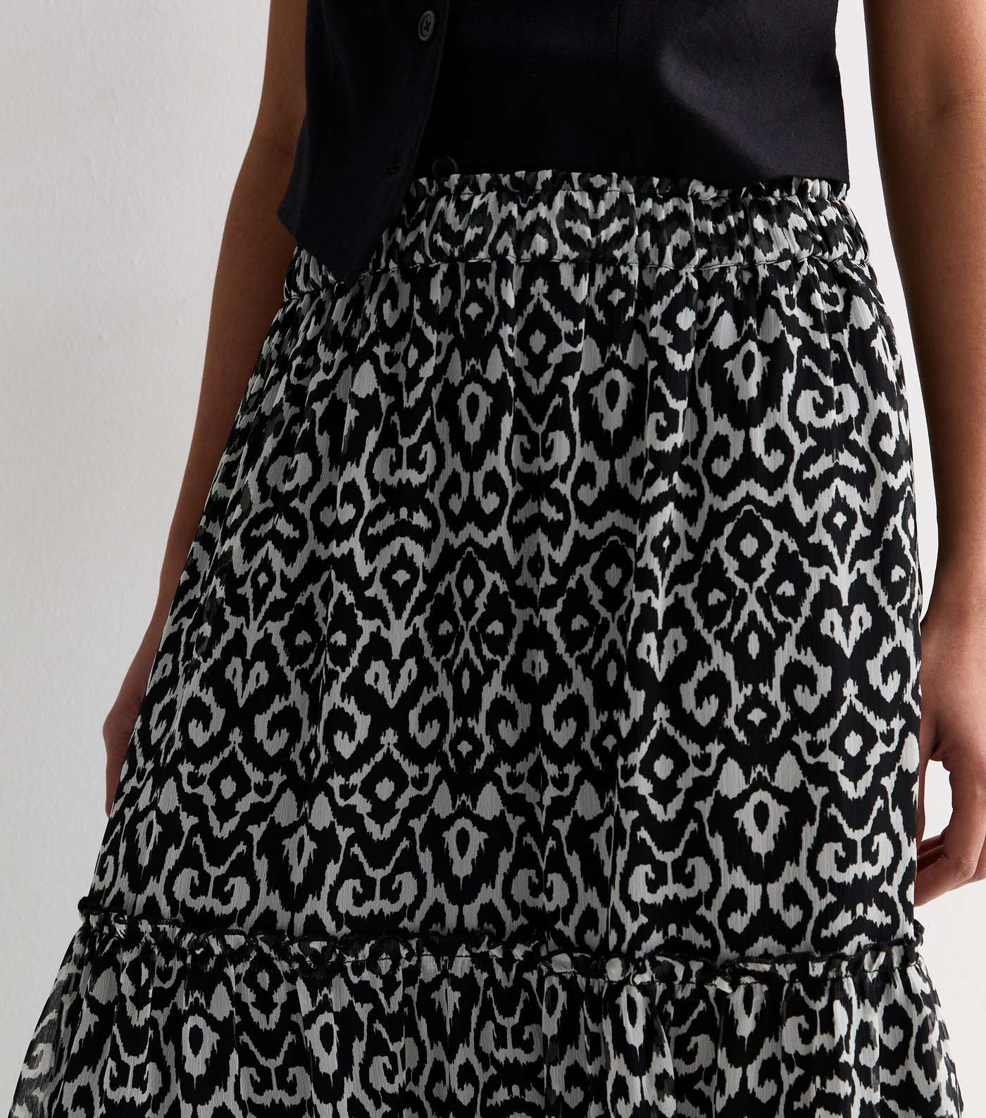 Black Abstract Print Chiffon Tiered Midi Skirt Image 2