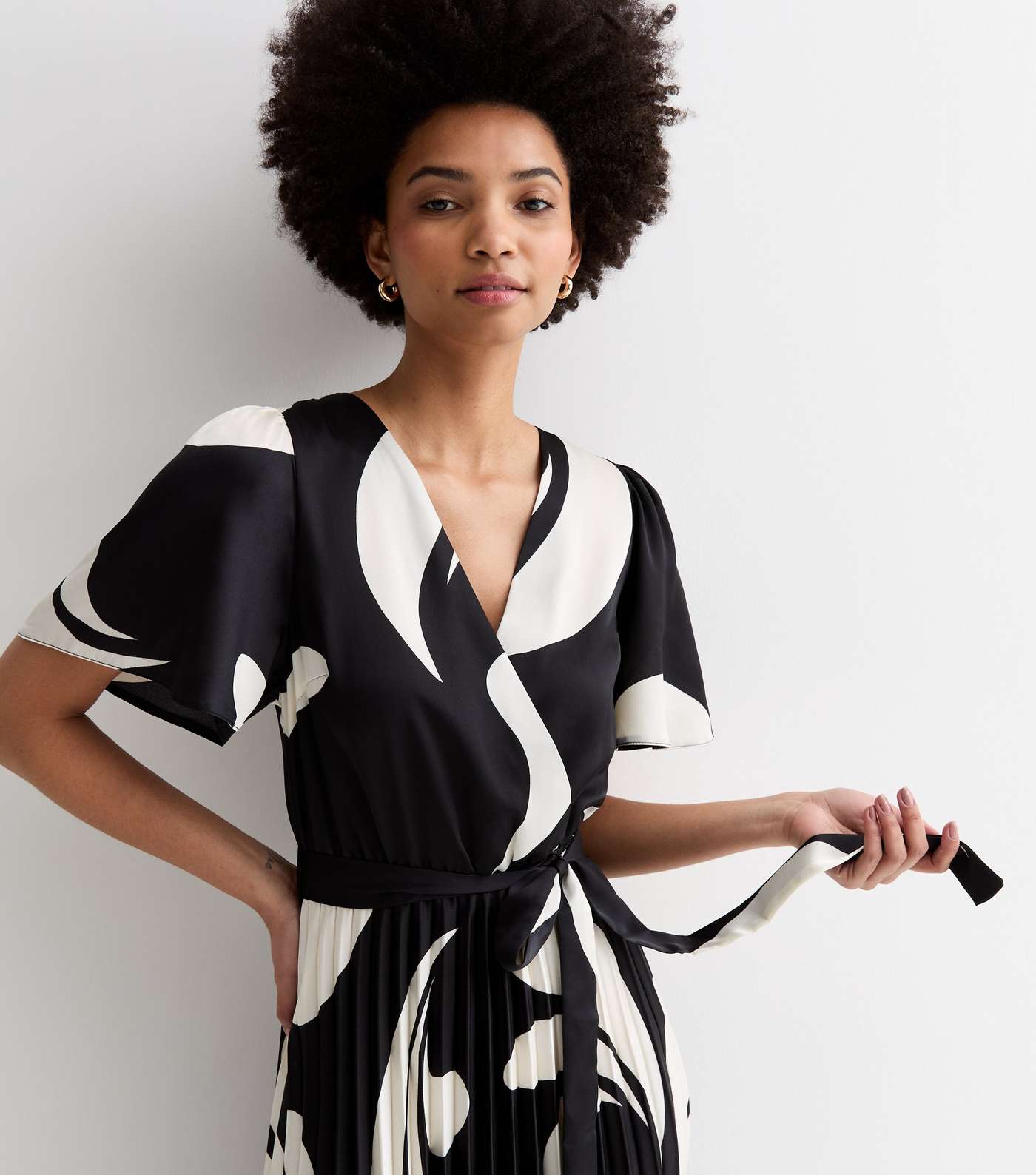 Tall Black Abstract Print Satin Pleated Midi Dress Image 2