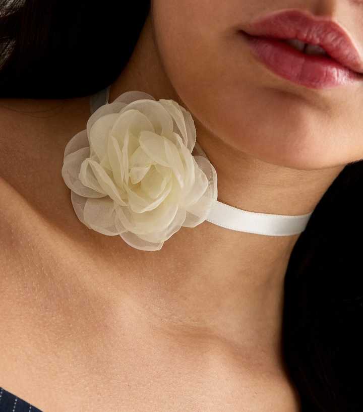 Cream Flower Corsage Choker