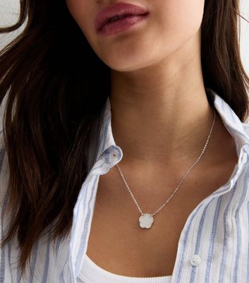 Necklace flower pendant discount