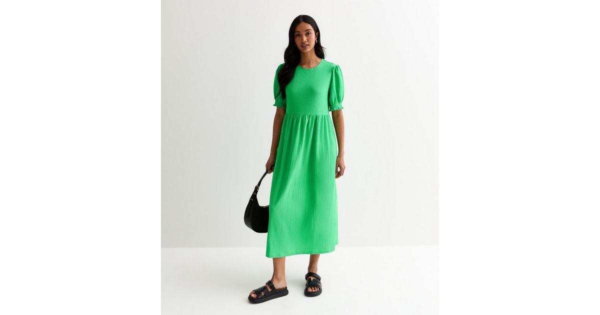 Green Crinkle Short Sleeve Midi Smock Dress | New Look
