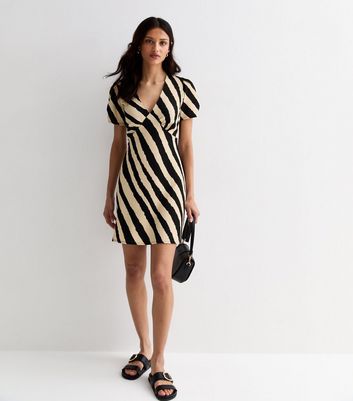 Black Diagonal Stripe Crinkle Short Sleeve Mini Dress New Look