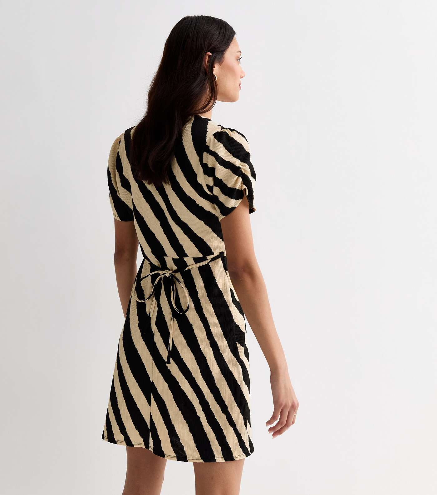 Black Diagonal Stripe Crinkle Short Sleeve Mini Dress Image 4