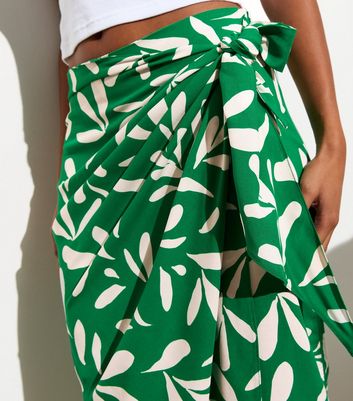 Green Leaf Print Midi Sarong New Look