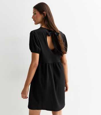 Black Round Neck Crinkled Mini Dress 