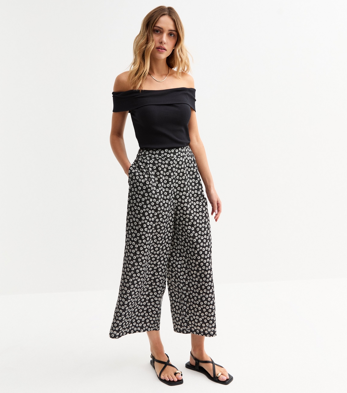 Women's Black Floral Print Wide Leg Cropped Trousers New Look