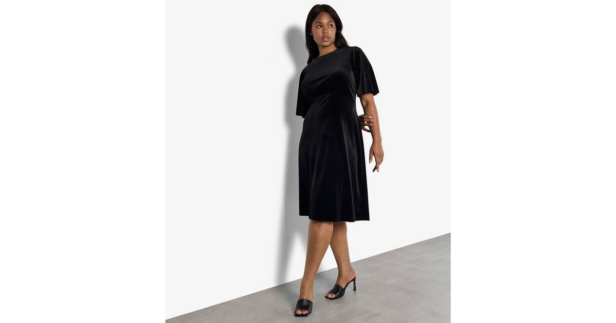 Apricot Curve Black Cap Sleeve Velvet Midi Dress New Look