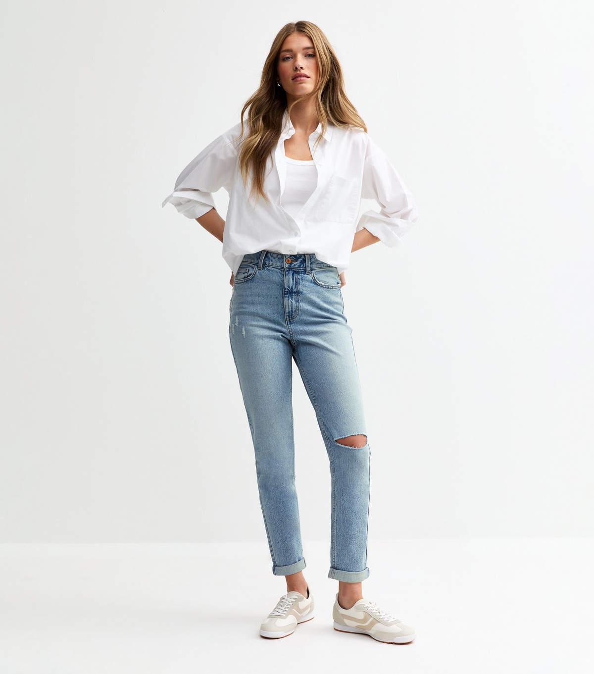 Women's Blue Tori Ripped Knee Tapered Leg Mom Jeans New Look