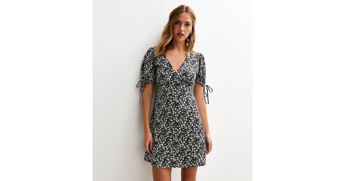 Black Daisy Print V-Neck Mini Dress | New Look