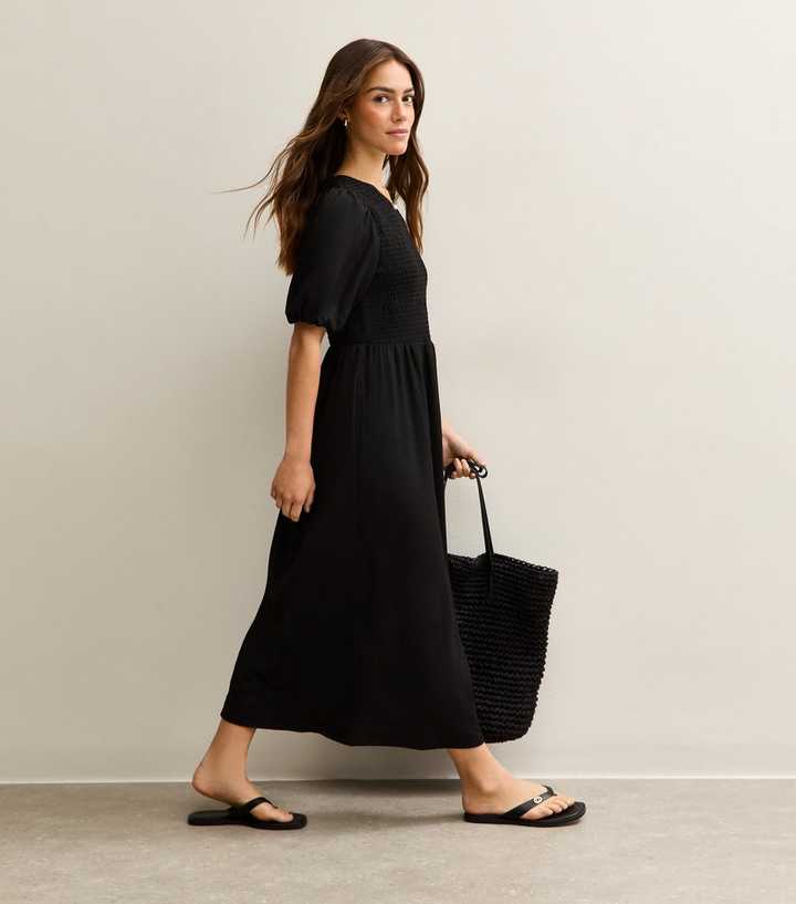 Petite Black Crinkled Jersey Puff Sleeve Midi Dress | New Look
