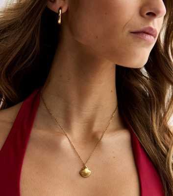 Gold Tone Waterproof Shell Pendant Necklace