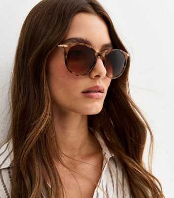 Brown Tortoise Effect Round Frame Sunglasses