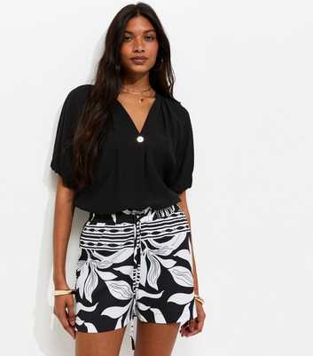 Black Crepe Border Leaf Print Shorts