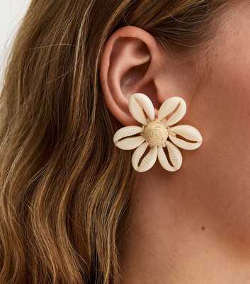 Cream Flower Shell Stud Earrings