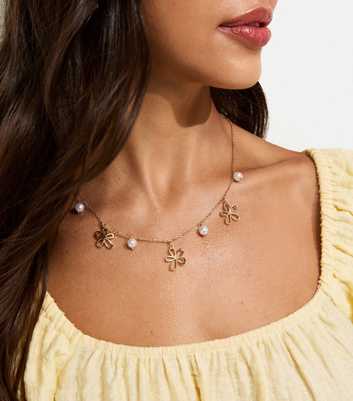 Gold Tone Cutout Flower Charm Necklace