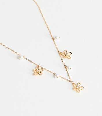 Gold Tone Cutout Flower Charm Necklace
