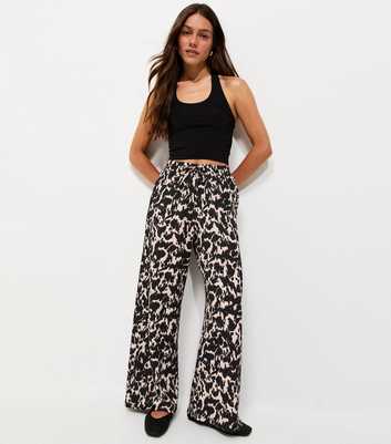 Petite Cream Crinkle Texture Animal Print Wide Leg Trousers