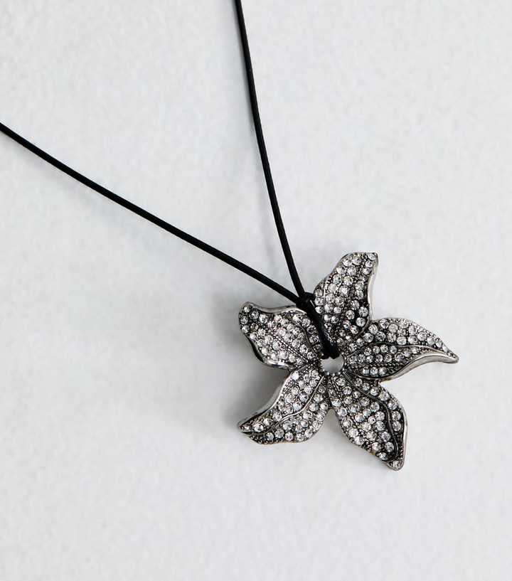 Silver Tone Diamant?� Flower Pendant Rope Necklace